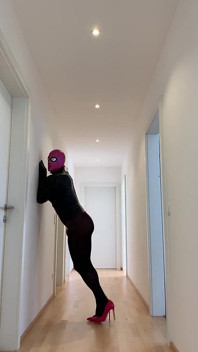 Maskierte latexpuppe