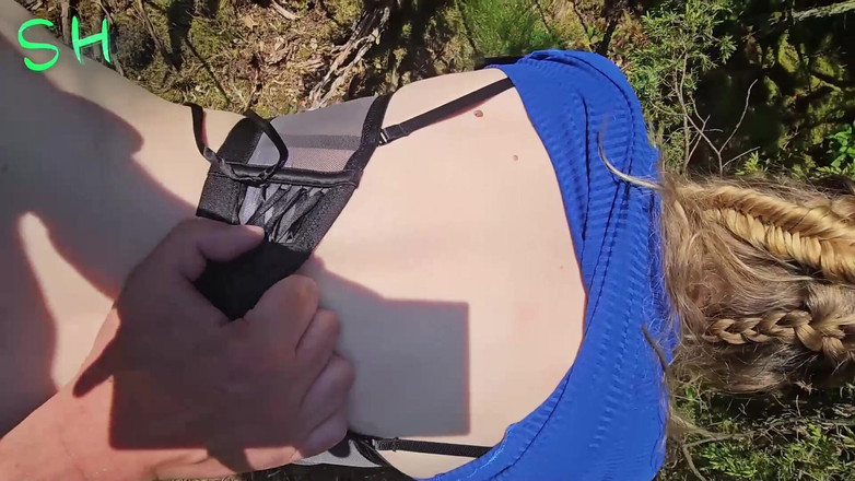 Stefan Hartmann: ブロンドのビッチが森で牽引され、セックスされた!