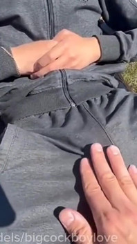Le soldat baise publiquement son putain de cul avec une grosse bite sur du sperme sans capote. Putain, c’est chaud