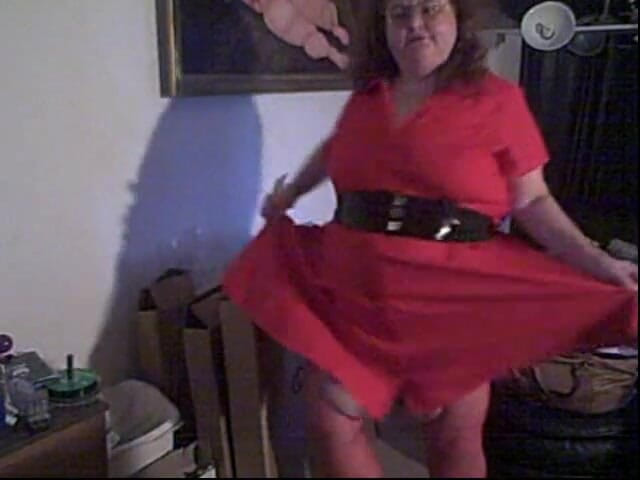 BBW nurse Vicki adventures with friends: Kırmızı elbisemle seksi dans kamera şovunun bir parçası! Kısa ama eğlenceli