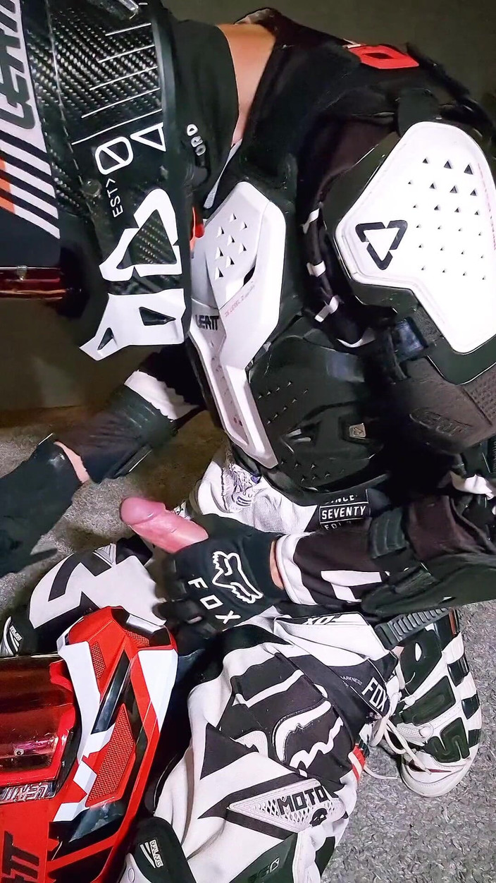 Sneakersmax98: Pemain motocross miang memancut mani pada teman lelaki Helmet