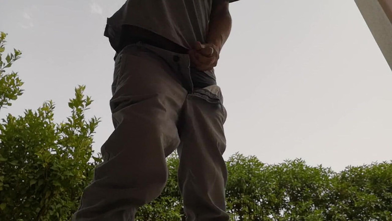 Rafael Torreano: Snabb jerkoff utomhus medan du har en cigarett