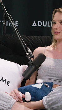 Kenna James लेस्बियन S*x, hookups, और Dating Pornstars । The Adult Time Podcast