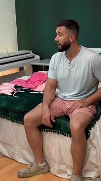 Seu padrasto pervertido fará de tudo para tirar a fantasia de puta da enteada gostosa