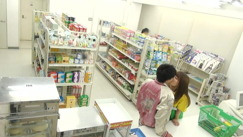 CherryBONBON: Kontak Mata Terlalu Banyak di Toko Serba ada ini