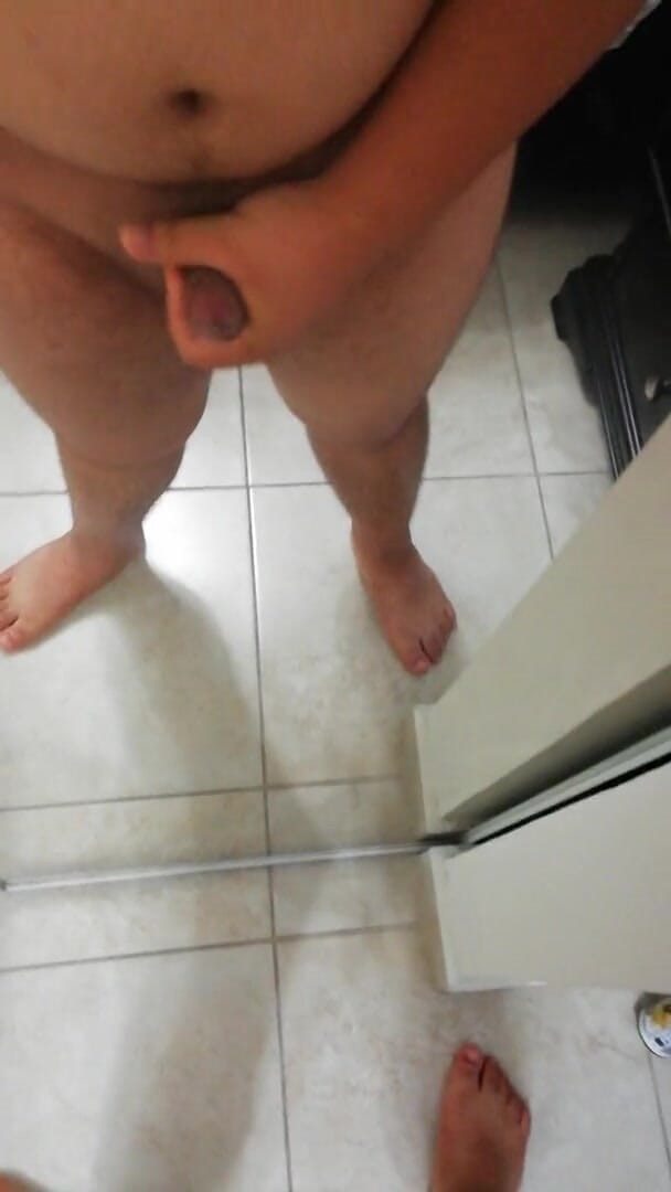 Cock vids and only cock vids.: Mollige man trekt zijn kleine pik in de spiegel af