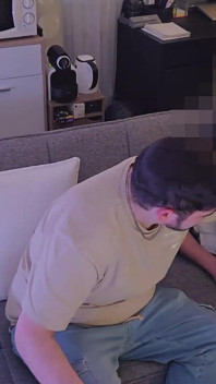 Paznicul heterosexual vine după muncă pentru a obține un pentru $ în timp ce iubita lui este plecată