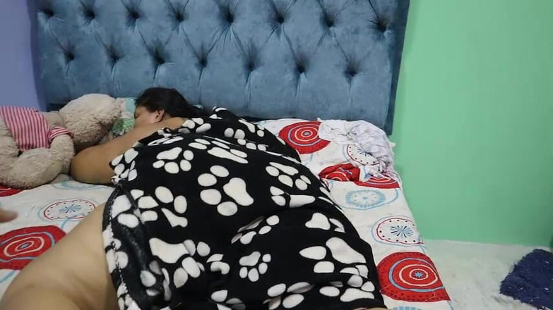 Lexly_16: Le mec me baise la chatte pendant que je suis...