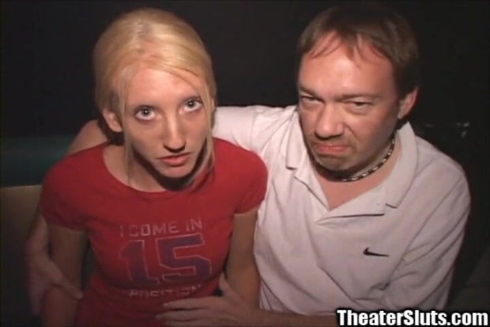 Theater Sluts: Blonde nipis - gangbang zakar - Lotsa Zakar dalam lubang ketat