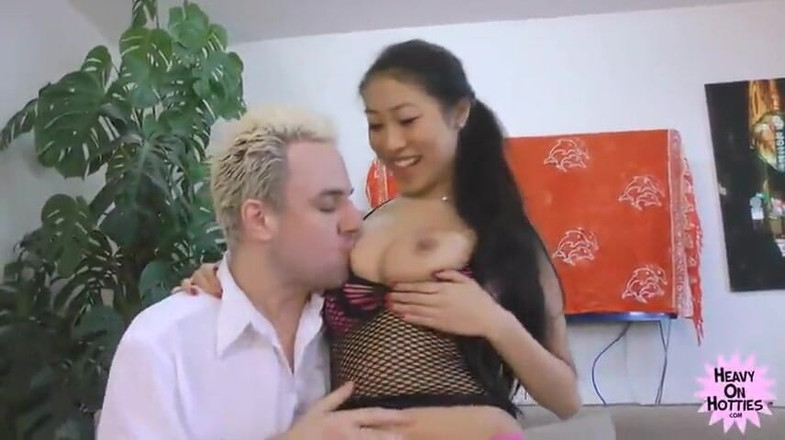 Heavy on Hotties: Francuska azjatycka królowa analna Sharon uprawia seks z paryskim dziwakiem