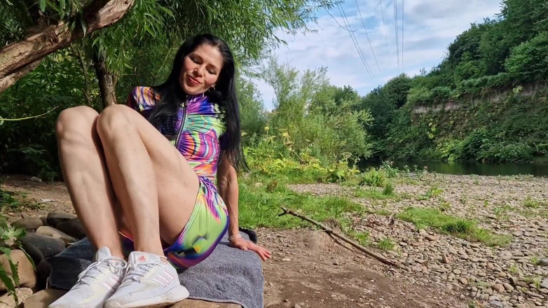 Nicky Brill: Гола на відкритому повітрі з широко відкритою пиздою і писяє