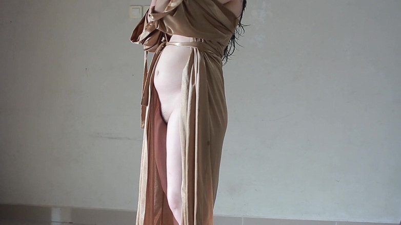deafheaven666: Vestido de cetim amarelo muito sexy