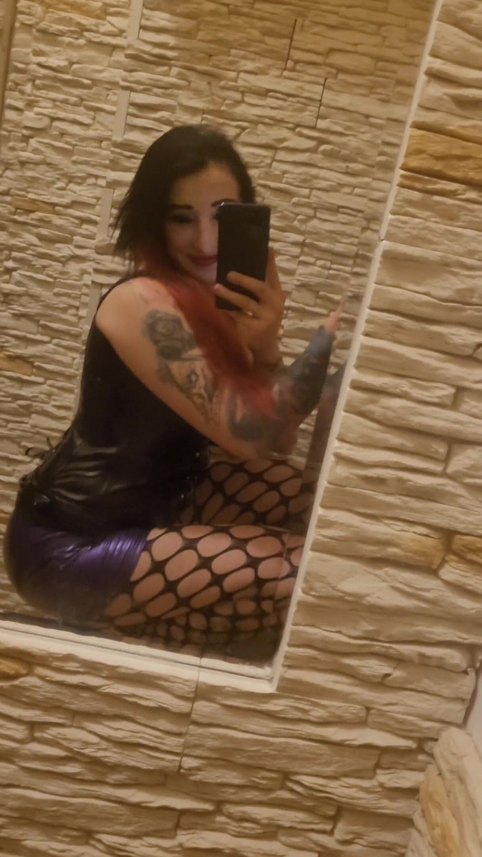 KatrixandCaliforniaLatex: Zeița pozează în latex și își arată curul suculent