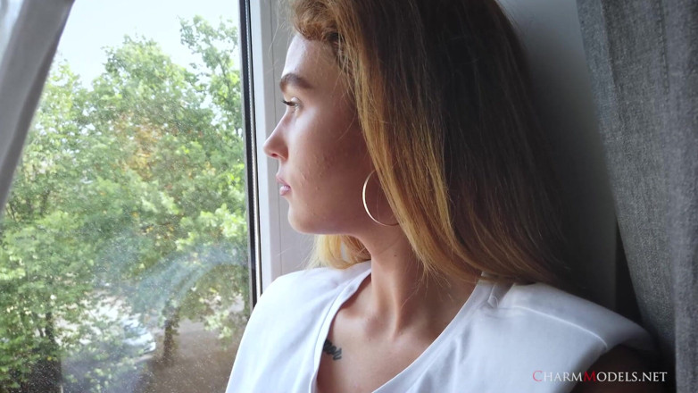 CharmModels: Das vollbusige schätzchen Denise mit einem Wet T-shirt am fenster