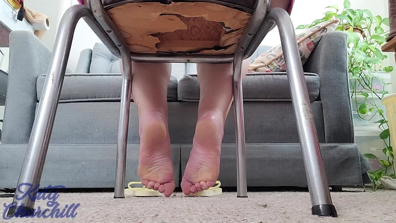 Katy Churchill: Dép xỏ ngón màu vàng chơi chân và khoe lòng...