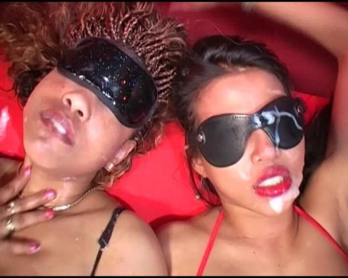 Enjoy German porn: Maskované německé děvky vystříkaná na obličej po hardcore gangbang akci