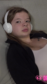 Laura's stiekeme voetmassage onder de deken en onvoorziene voetenbeurt - (droommeisjes in sokken)