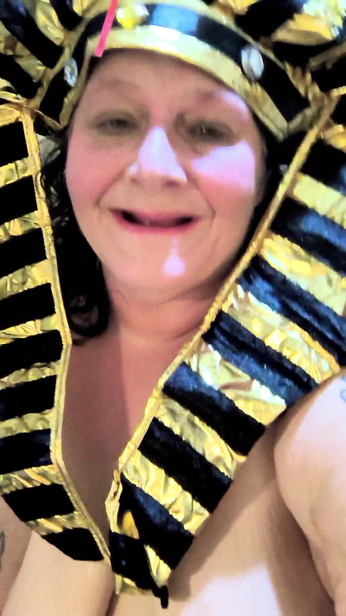 HerculesnVENUS: Chorros en un cubo lleno su polla dura viendo babeo