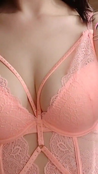 Son derece kıllı esmer parmak büyük dudaklı orta yaşlı seksi kadın ginnagg'ın amına mastürbasyon yapıyor