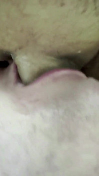Een getrouwde man sprak een harde mond op een jonge koerier. Asmr