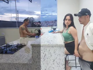 Hete vrouw neuken in de keuken totdat ze klaarkomt, terwijl de cuckold de afwast