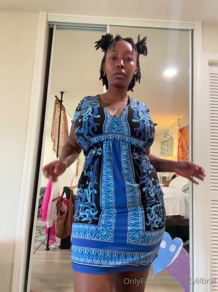 DMXTH: Une grosse black en robe montre ses gros seins et...