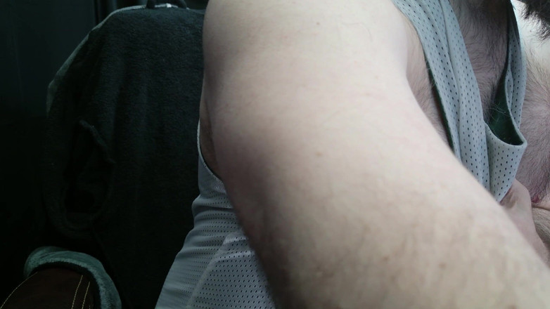 JJ7779: J’explore mes fosses et mes tétons poilus avec toi