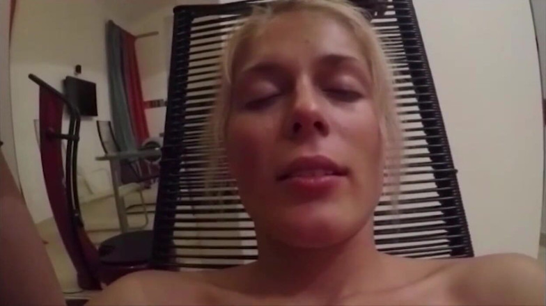 Muschi movie official: Rubias lesbianas con consolador grande penetrado en el coño