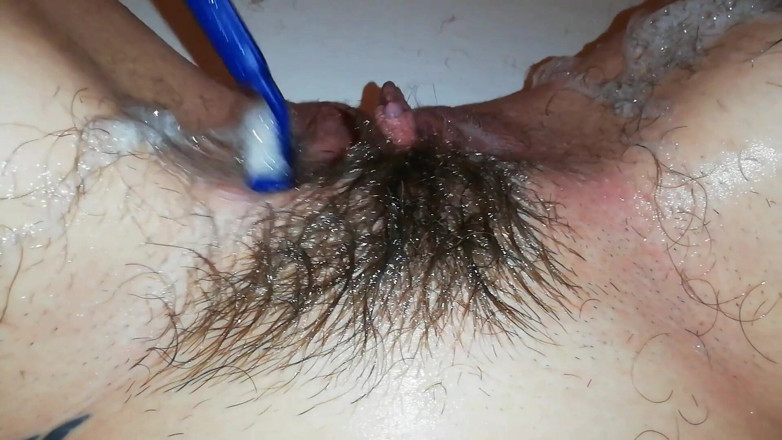 Cuteblonde666: Pissing and shaving my extreme hairy big clit pussy in...