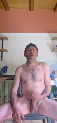 Hetero chlap s obrovským ptákem si to dělá v kabině