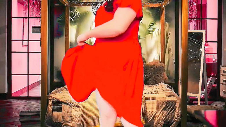 Kitty_Cross: 甜美的变性人女孩穿着超大的柔软连帽衫摆姿势