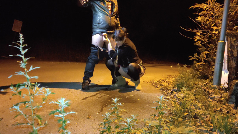 Toilet Mommy: Geile milf geeft gepassioneerde reetlikbeurt buitenshuis