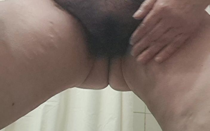 Mommy big hairy pussy: Une MILF nettoie sa chatte sale