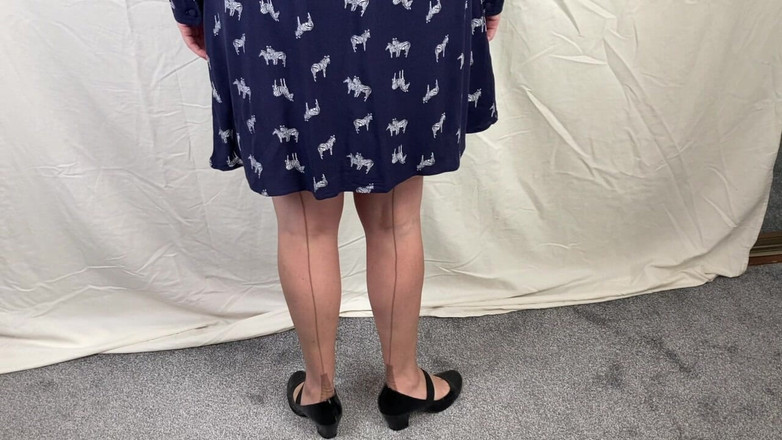 Mr MF: 熟女夫人的脚慢速脱衣到复古内衣 第一部分