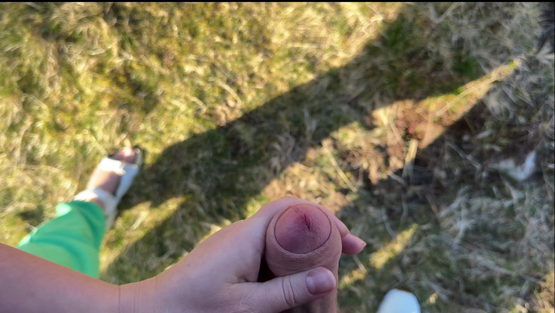 Emma Voyeur: 在公共场合被抓到抚摸...她帮我完成了