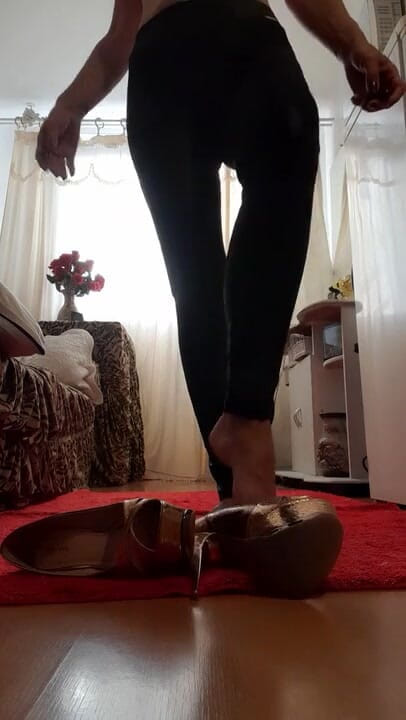 Stefany karoliny: Stefany Karoliny, sie trägt helle glänzende beinhosen, damit du zwischen...