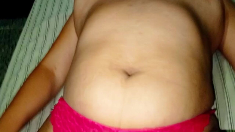 BigassMILF40: 在丈夫到达之前脱下大屁股黑发女郎的衣服