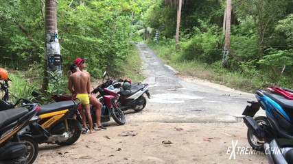 Extremalchiki: Venkovní parkoviště, twink šukání