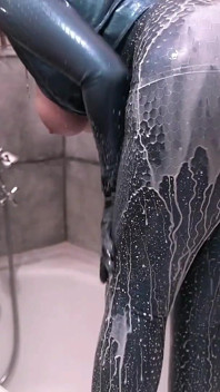 Latex lesbische badkamer grappige aaienDe Arya Grander