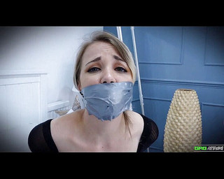 Gag Attack: Lil Missy - punčocháče zavázané lepicí pásky