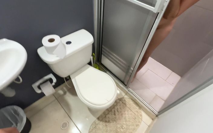 ManuelaAlvarez: シャワーを浴びて、興奮する義理の妹の裸を見て、ムラムラして彼女のジューシーな膣をファックしてしまいます