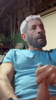 Stalionro al mancave si gode il suo cazzo