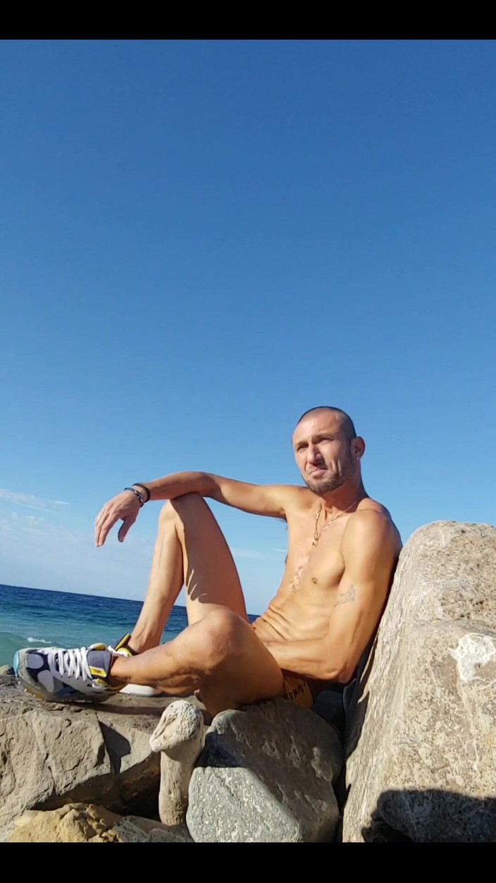 Boy jerking off: समुद्र तट पर