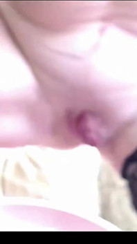 Mooie Russische milf toont haar geweldige schaamlippen