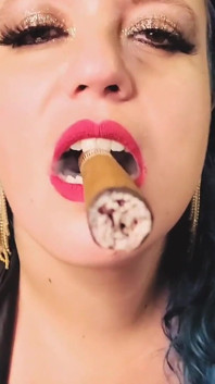 Cohiba puro içerken memelere heyecan verici boşalma