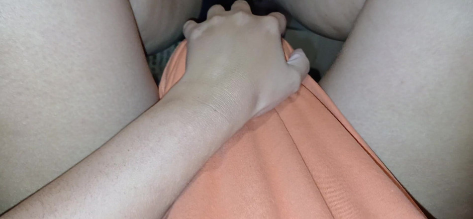Lesbian-candys: Jag knullar min granne i munnen under min t-shirt