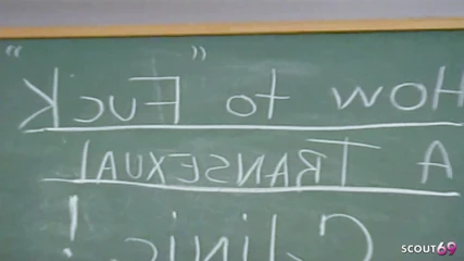 Pantat bahenol bu guru nakal ini dientot habis-habisan sama bu gurunya sendiri di kelas