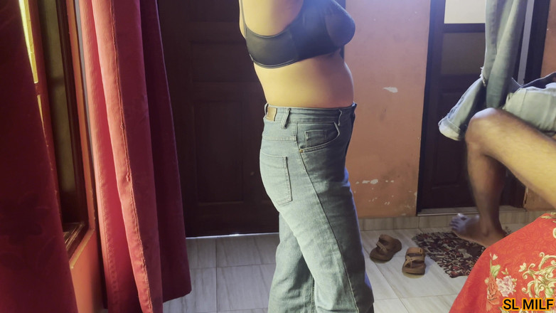 JANAKI: J’ai invité une MILF à gros nichons à venir dans ma chambre...