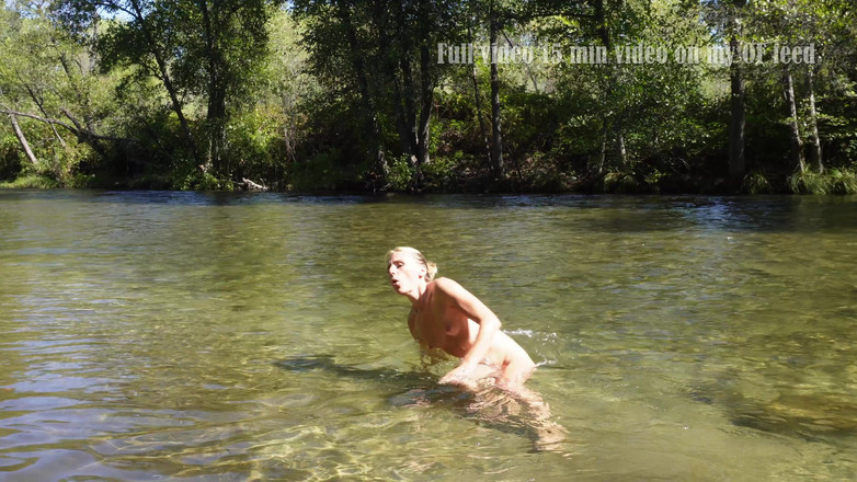 Sav Moolah: セクシーなブロンドが屋外で膣を舐められ、精液まみれになる