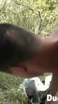 Sledujte nadržené hřebce, jak se dělají a šukají venku